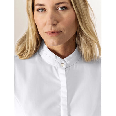 Woman wearing a white Venus Le Nouveau Chef coat 