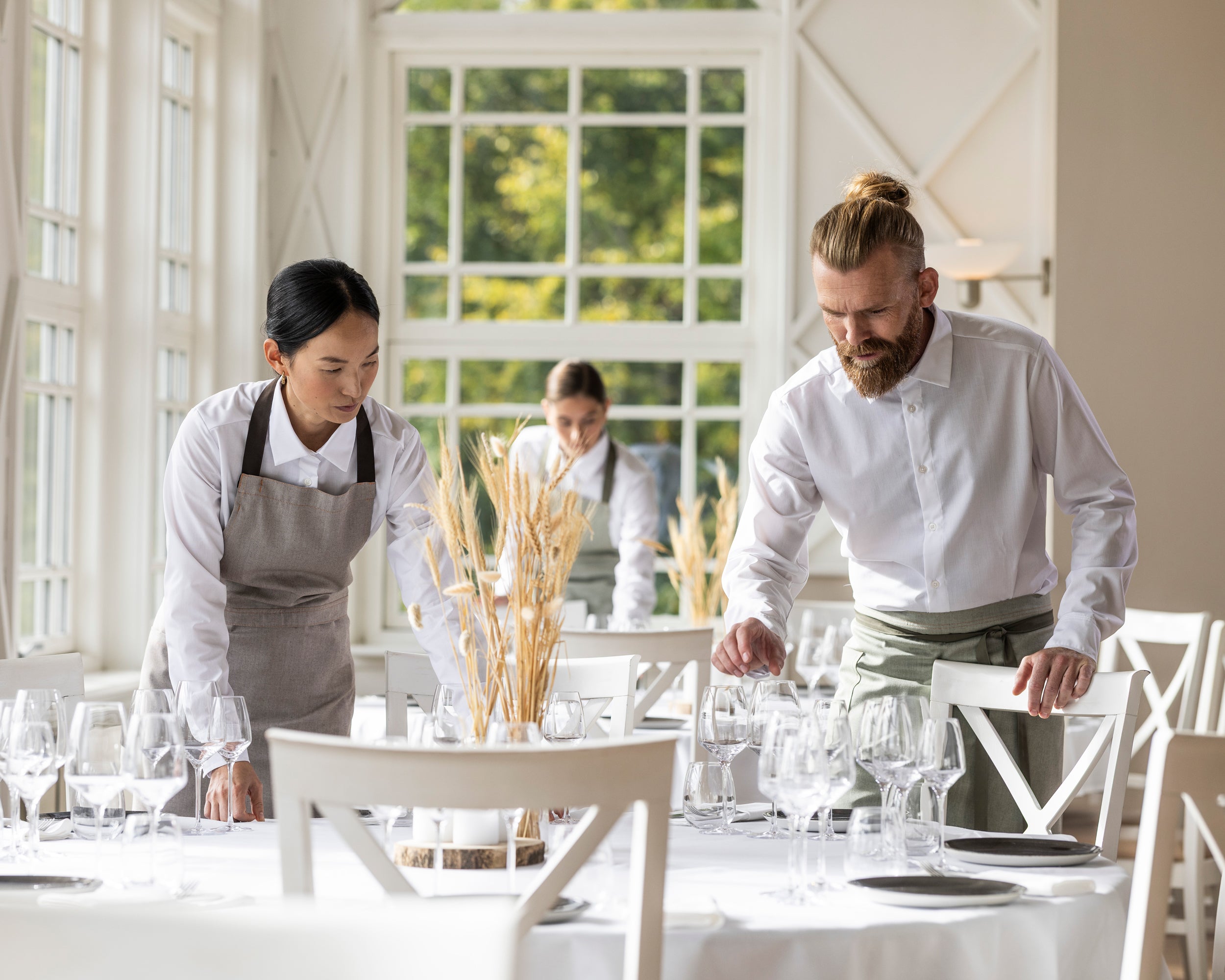 Bib and waist aprons on a Country club brigade