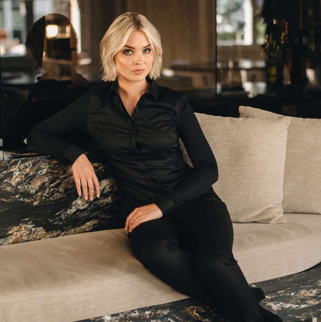 Woman in a contemporary black service shirt with long sleeves 